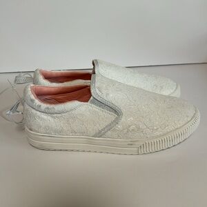 NWT SO Evalyn Womens White Lace Slip-on size 6